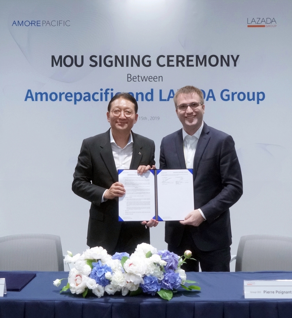 안세홍 아모레퍼시픽 대표(좌)와 피에르 포이그넌트 라자다그룹 CEO(우)가 아모레퍼시픽 본사에서 MOU에 서명했다. (아모레퍼시픽 제공) 2019.5.16/그린포스트코리아