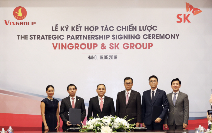박원철 SK동남아투자법인 대표(오른쪽 두번째)와 응웬 비엣 꽝 빈그룹 부회장 겸 CEO(다섯번째)가 16일 베트남 하노이 빈그룹 본사에서 전략적 파트너십 협약을 체결했다.(사진 SK그룹 제공)