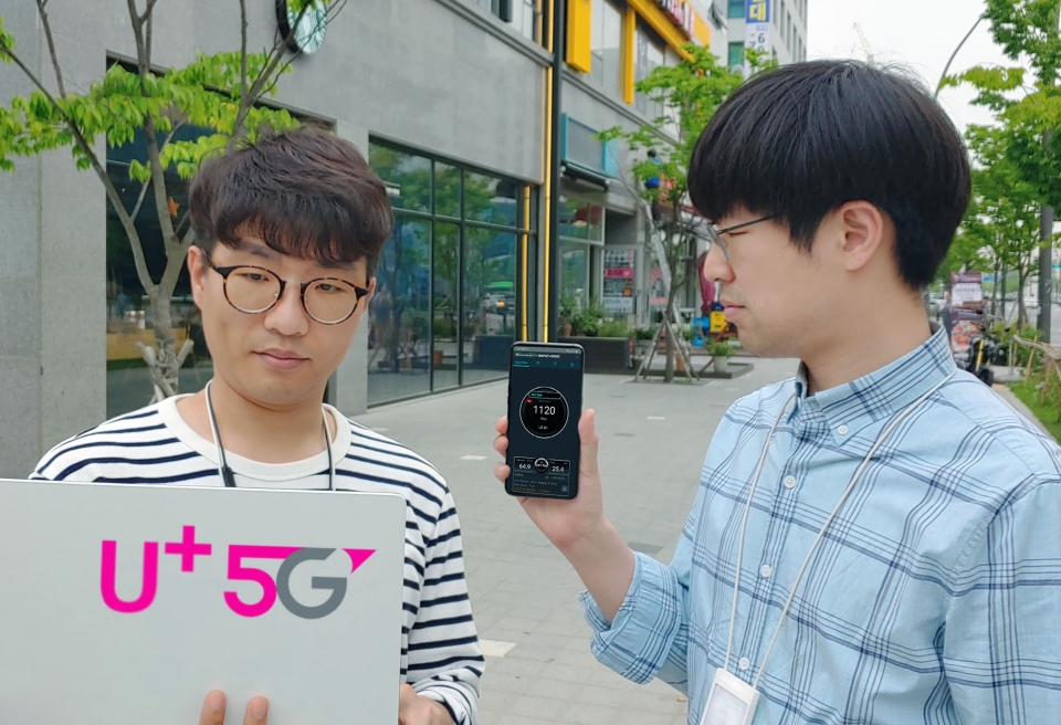 LG유플러스가 서울에서 5G 스마트폰 ‘LG V50 ThinkQ’로 5G 상용망 다운로드 속도를 측정한 결과 1.1Gbps의 속도가 확인됐다.(LG유플러스 제공) 2019.5.20/그린포스트코리아