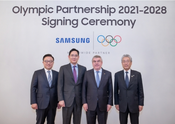 이재용 부회장(왼쪽에서 두번째)이 지난해 12월 국제올림픽위원회(IOC)와 후원계약을 2028년까지 연장하기로 합의한 뒤 기념사진을 찍고 있다.[사진제공=삼성전자]