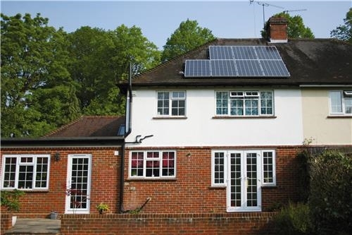 영국의 한 도심 주택에 설치된 한화큐셀의 주택용 태양광 모듈(한화큐셀 제공)