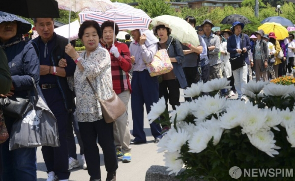 노무현 전 대통령 서거 10주기 추모식이 열린 23일 경남 김해시 진영읍 봉하마을을 찾은 추모객들이 식장에 들어서고 있다(뉴스핌)
