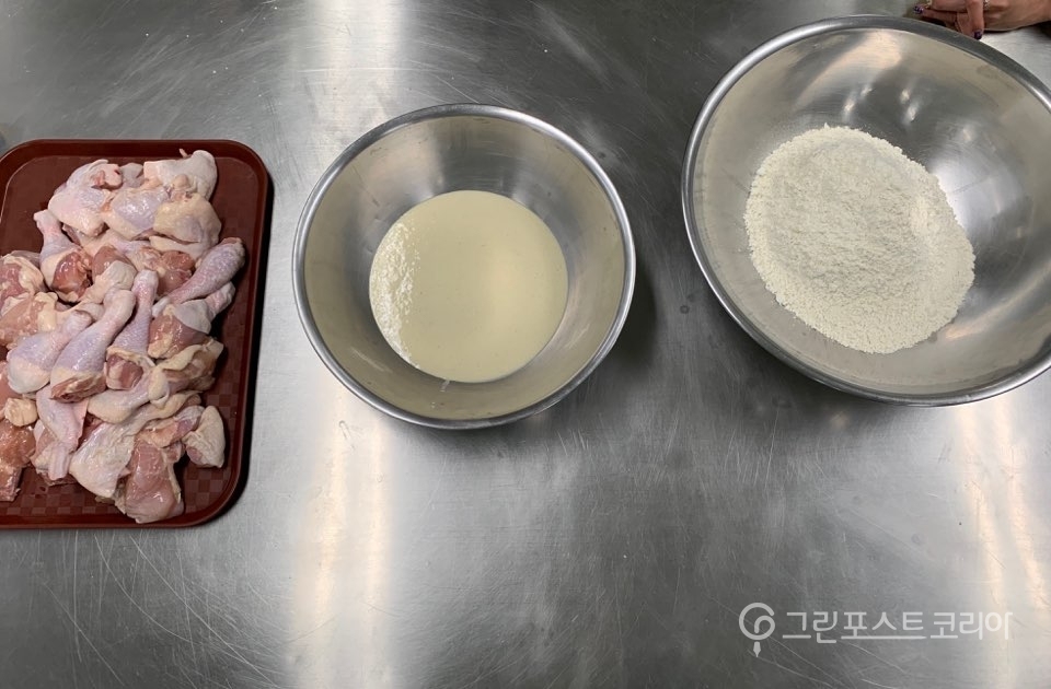 닭고기(왼쪽)에 반죽물(가운데)을 고루 묻힌 뒤 튀김가루(오른쪽)을 입혀 튀기니 어렵지 않게 '황금올리브치킨'을 만들 수 있었다. 2019.5.27/그린포스트코리아