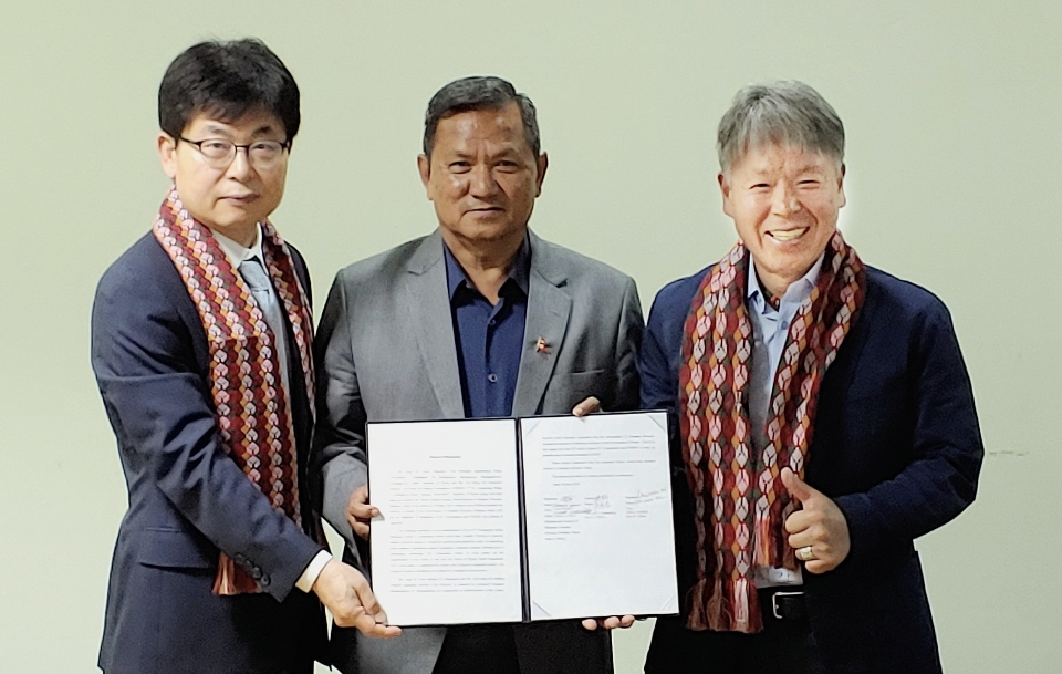KT가 지난 30일 오후(현지시간) 네팔 포카라에서 간다키 주, 엄홍길 휴먼재단과 ‘안나푸르나 재난긴급대응센터 설립 협력’을 위한 업무협약을 체결했다.