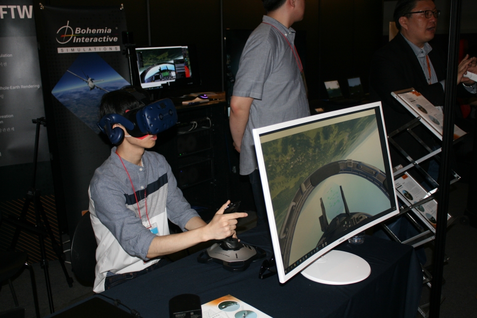 참관자가 '보헤미안 인터렉티브 시뮬레이션'의 VR 전투기 비행 시뮬레이션을 체험하고 있다. 보헤미안 인터렉티브 시뮬레이션은 군대, 방산 업체에 시뮬레이션 훈련 프로그램을 공급하고 있다.(이재형 기자) 2019.6.1/그린포스트코리아
