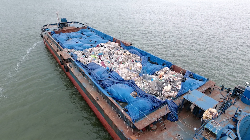 당진항 앞 해상에 정박된 해상바지선 폐기물(사진 해양경찰청 제공)