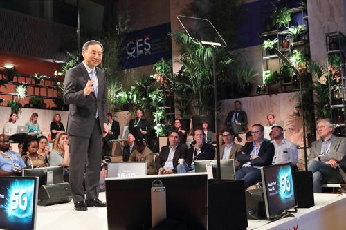 ​KT 황창규 회장이 지난 4일 네덜란드 헤이그의 '월드포럼'에서 열린 GES 2019 '미래산업: 5G, 왜 열광하는가' 세션에서 '미래산업 5G'를 주제로 대표연설을 하고 있는 모습 (KT 제공)​