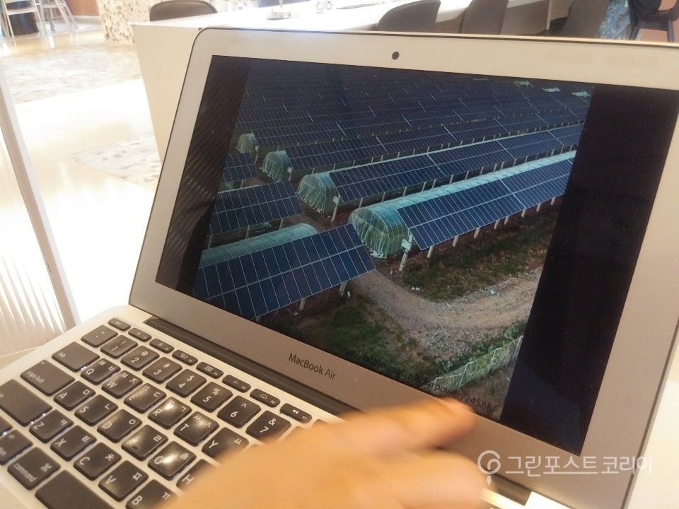양 처장이 태양광 발전과 비닐하우스가 함께 갖춰진 시설 사진을 보여주고 있다. (서창완 기자) 2019.6.9/그린포스트코리아