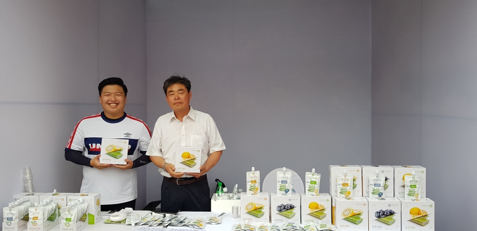 이웅일(오른쪽) 알로에팜 영농조합법인 대표. (농식품부 제공)