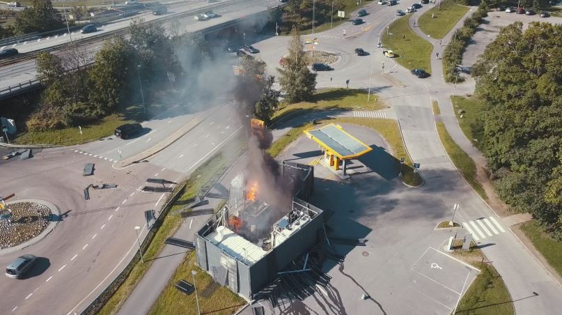 지난 10일(현지시간) 노르웨이 오슬로 인근 샌드비카에 있는 수소연료 충전소에서 대형 폭발사고가 발생했다. (nrk 캡처)