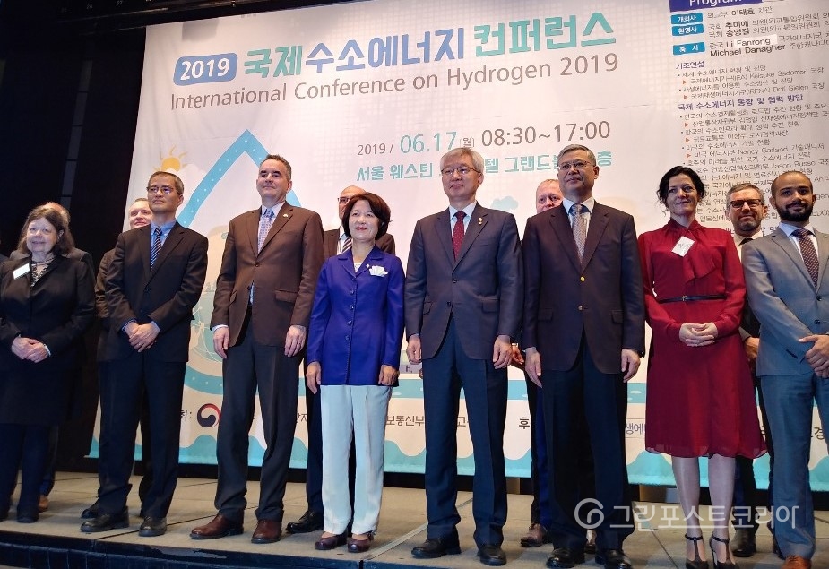 17일 서울 조선호텔에서 ‘2019 국제 수소에너지 컨퍼런스’ 참가자들이 기념 촬영을 하고 있다. (서창완 기자) 2019.6.17/그린포스트코리아