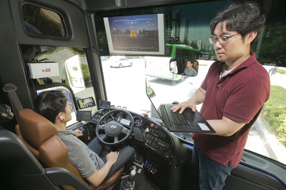 KT가 자율주행 버스를 활용해 서울 강북 지역에서 5G-V2X 기술을 실증하고 있다.(KT 제공) 2019.6.17/그린포스트코리아