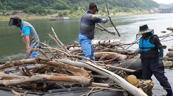 20일 팔당댐∼팔당대교 구간에서 진행된 ‘한강 상수원 수중·수변 쓰레기 정화활동’으로 쓰레기 6톤이 수거했다.