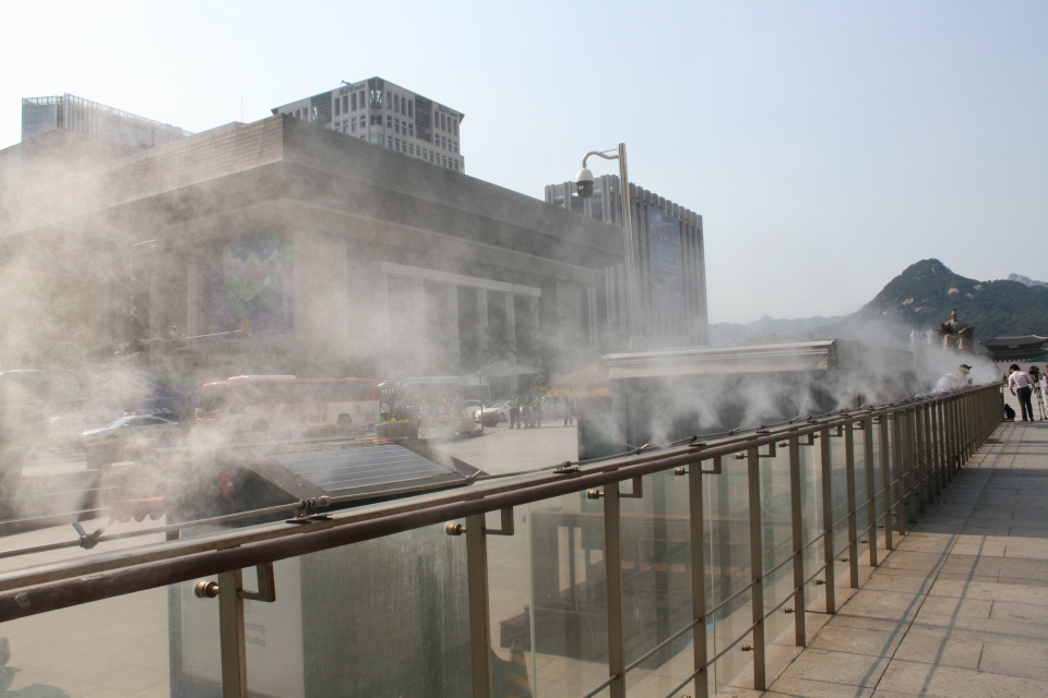 서울 광화문 광장에서 폭염에 스프링클러를 틀었다.(이재형 기자)