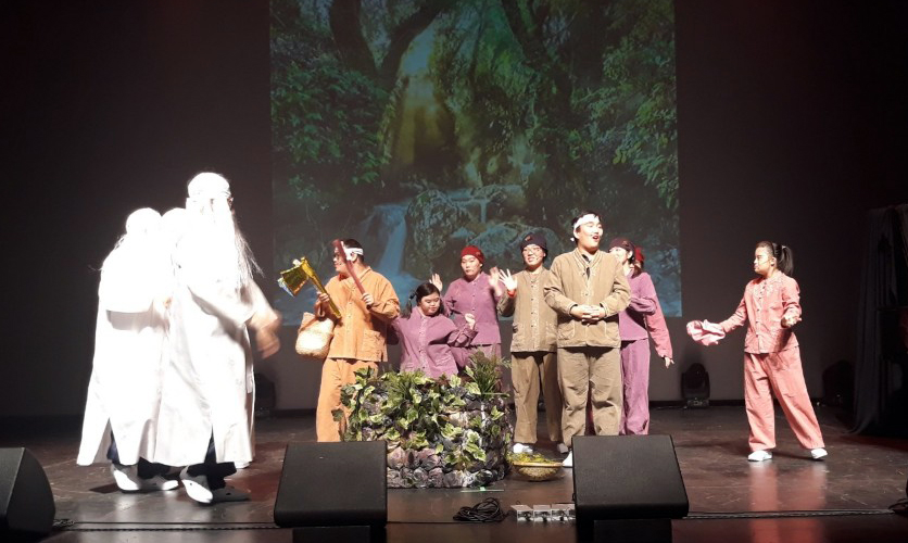 지난해 12월 8일 수원시청 대강당에서 ‘동페라 예술단’이 ‘금도끼 은도끼’를 공연하고 있다.(사진 홀더맘센터 제공)