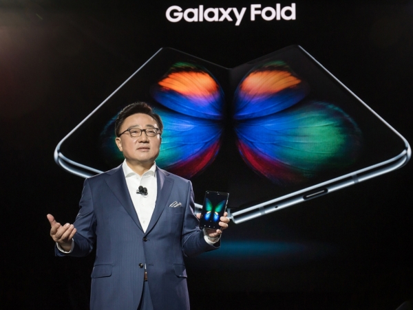 삼성전자가 오는 8월 갤럭시노트10를 내놓을 전망이다. 사진은 갤럭시 폴드를 소개하는 고동진 삼성전자 사장의 모습. (삼성전자 제공) 2019.6.26/그린포스트코리아