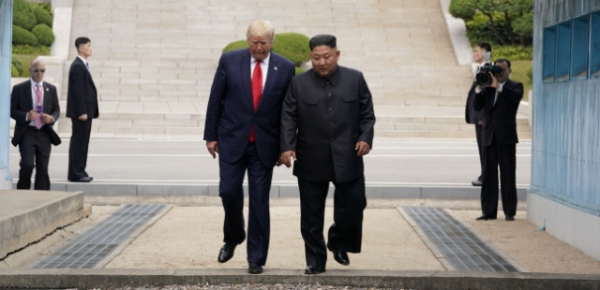 트럼프 미국 대통령과 김정은 북한 국무위원장의 역사적 판문점 민님 모습(뉴스핌)