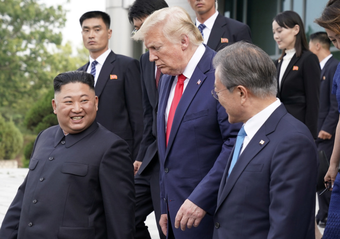 문재인 대통령(우), 김정은 북한 국무위원장(좌), 도널드 트럼프 미국 대통령이 6월 30일 비무장지대(DMZ) 내 판문점서 회담 후 떠나고 있다.(판문점 로이터=뉴스핌 제공)