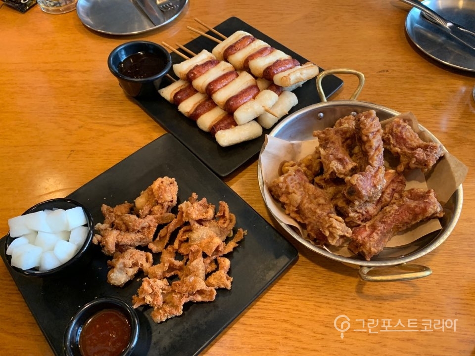 BBQ는 새 사이드메뉴 닭껍데기, 소떡, 베이비립(왼쪽부터 시계방향으로)을 출시했다. 2019.7.5/그린포스트코리아