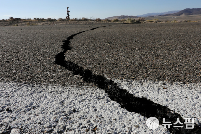 미국 캘리포니아 남부 리지크레스트 인근 고속도로 바닥이 지진으로 갈라져 있다. 2019.07.05.(사진=로이터 뉴스핌 제공)