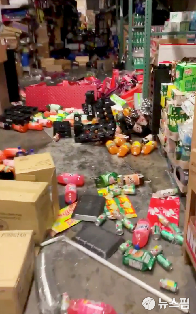 미국 캘리포니아주 남부 소도시 리지크레스트 인근에서 지난 4일 발생한 지진으로 현지 식료품점이 피해를 입은 모습을 담은 영상이 소셜미디어 상에 올라왔다.(사진=로이터 뉴스핌 제공)