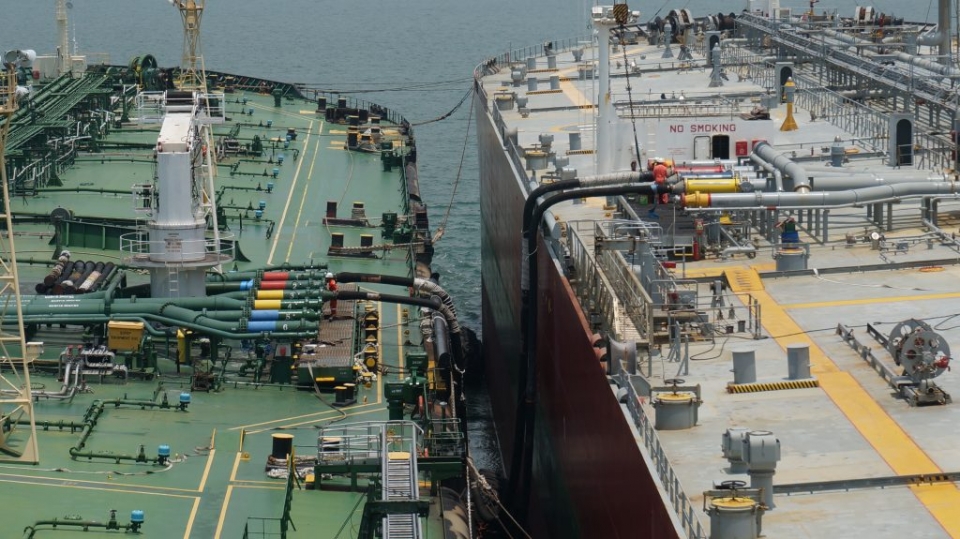 SK트레이딩인터내셔널이 임차한 선박(왼쪽)이 해상 블렌딩을 위한 중유를 다른 유조선에서 수급받고 있다. (SK이노베이션 블로그 캡처) 2019.7.8/그린포스트코리아