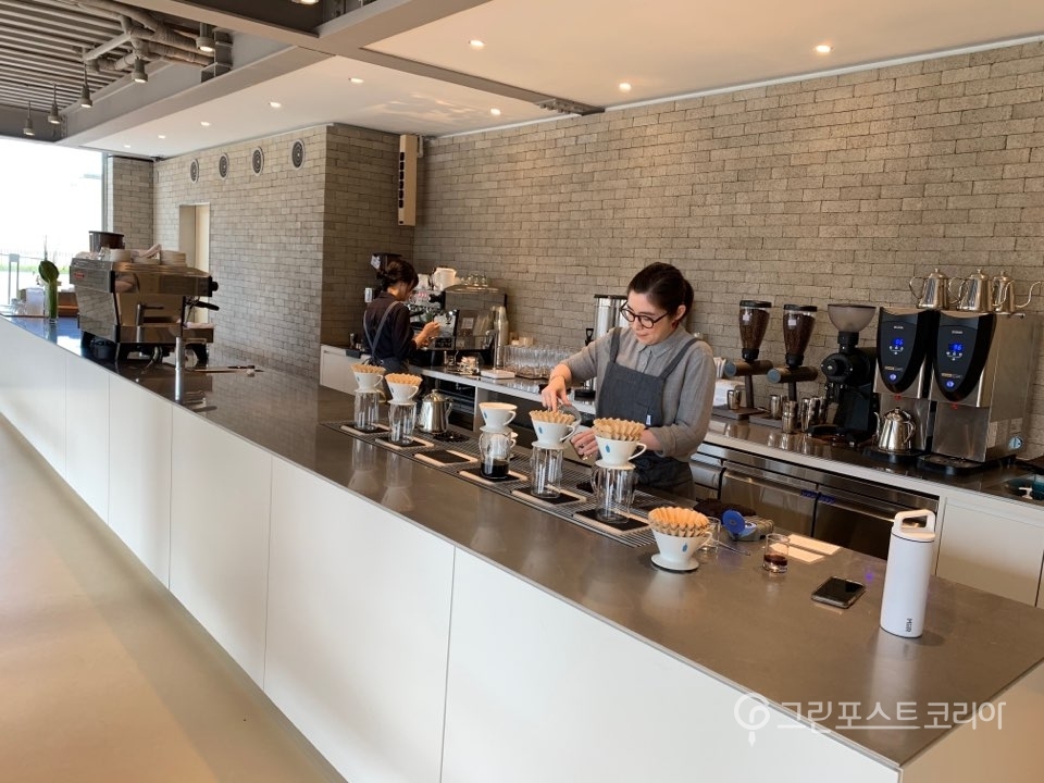 바리스타가 커피 맛을 점검하고 있다. (김형수 기자) 2019.7.8/그린포스트코리아