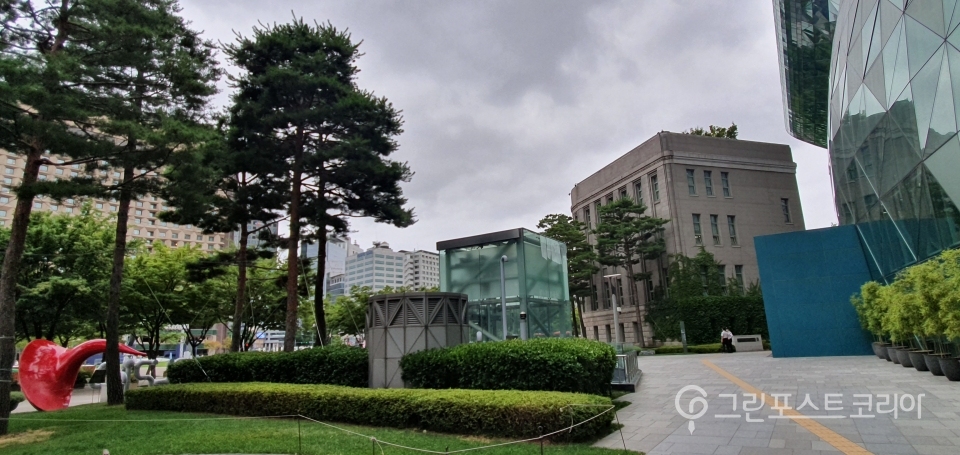 11일 서울 시청 앞 광장 하늘에 먹구름이 꼈다. 12일도 구름 많은 하루가 예상된다.(이재형 기자)