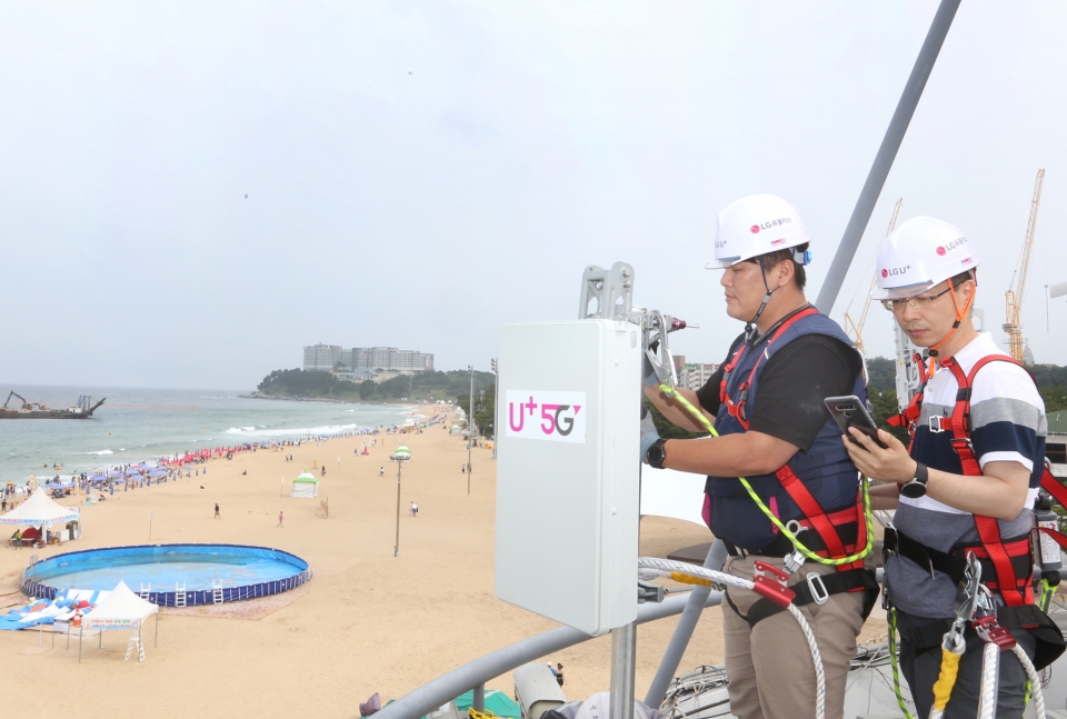 LG유플러스 직원들이 강원도 속초시 속초해수욕장에서 5G 기지국을 설치하고 최적화 작업을 하고 있다.(LG유플러스 제공) 2019.7.22/그린포스트코리아