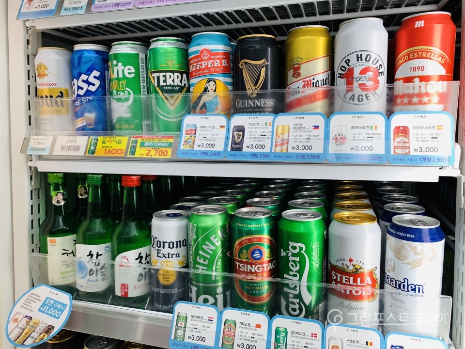 서울 종로구에 있는 한 편의점 냉장고에 진열된 맥주의 모습. (김형수 기자) 2019.7.26/그린포스트코리아