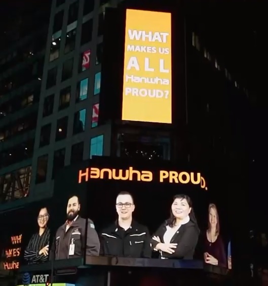 미국 뉴욕 타임스퀘어에서 한화 프라우드 캠페인에서 채택된 6명의 한화 직원들의 사연이 소개되고 있다.(사진 한화그룹 제공)