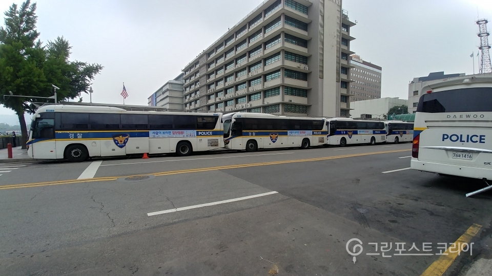 서울 4대문 안에서 대거 상주하는 경찰버스는 여전히 경유차다. (송철호 기자) / 그린포스트코리아