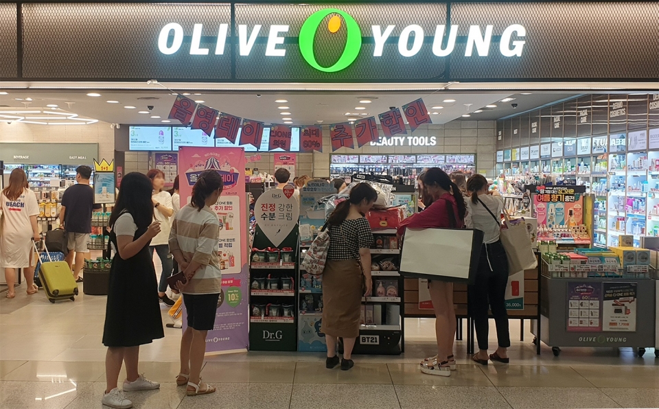 올리브영 인천공항제1여객터미널점(T1)에서 고객들이 쇼핑하고 있는 모습. (올리브영 제공) 2019.8.6/그린포스트코리아