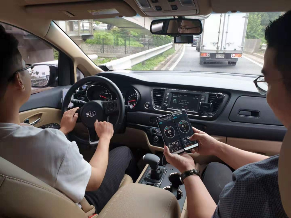 LG유플러스 직원이 강변북로에서 자동차로 이동하면서 5G 속도품질을 테스트하고 있다.(LG유플러스 제공) 2019.8.8/그린포스트코리아