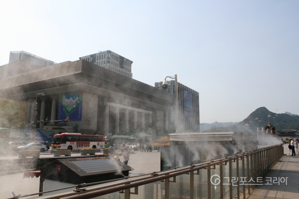 연일 계속되는 무더위에 서울 광화문 세종대로에는 열기를 식히는 스프링클러가 가동됐다.(이재형 기자)
