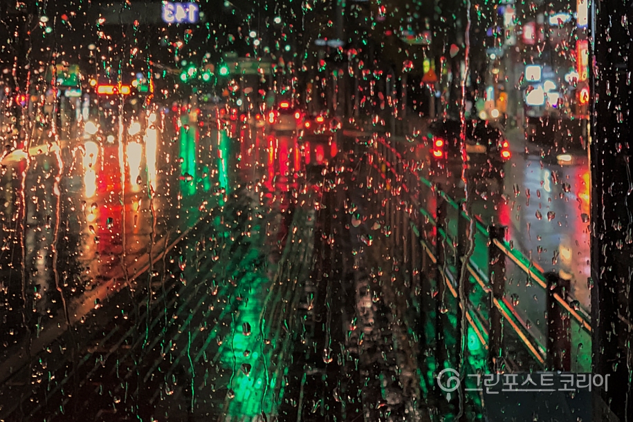 14일 밤부터 강원 영동과 경북 동해안 일대에 강한 비가 쏟아진다.(최진모 기자)