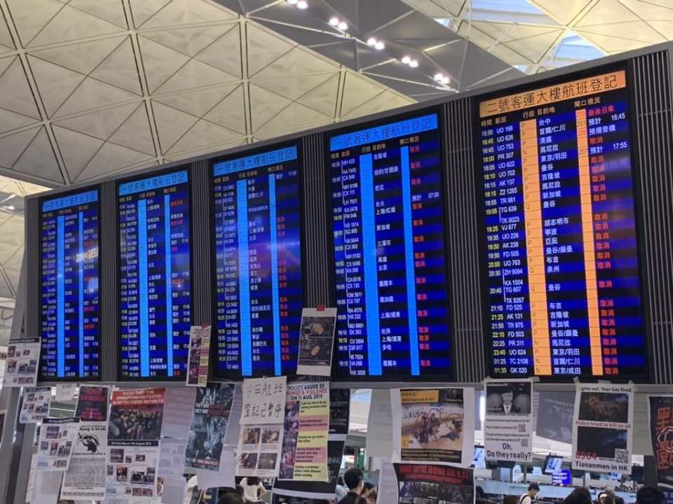 민주화 시위대가 홍콩 국제공항을 점령하면서 수많은 항공편이 결항됐다. (조슈아 웡 트위터 캡처) 2019.8.14/그린포스트코리아