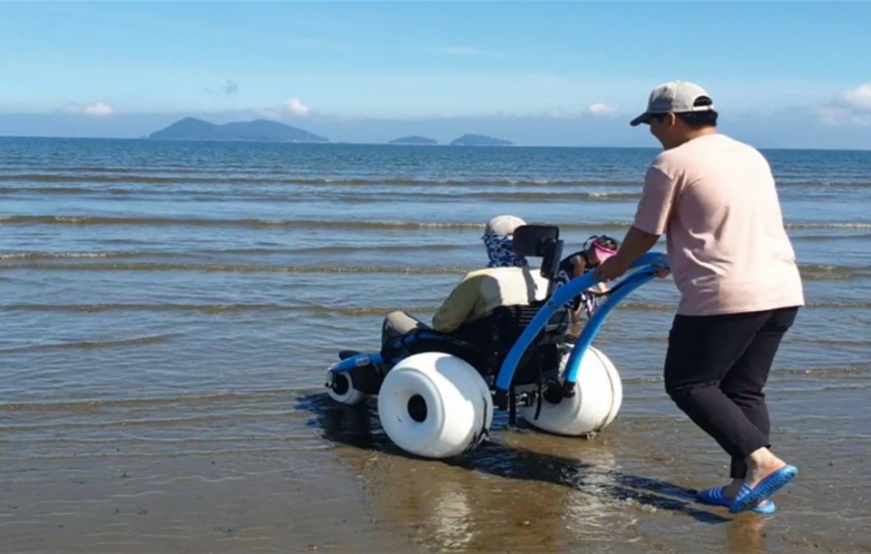 수상휠체어는 모래사장, 해변가, 얕은 물가 등에서 탐방약자들의 접근성과 이동성을 높여주는 제품이다. (사진 국립공원공단 제공)