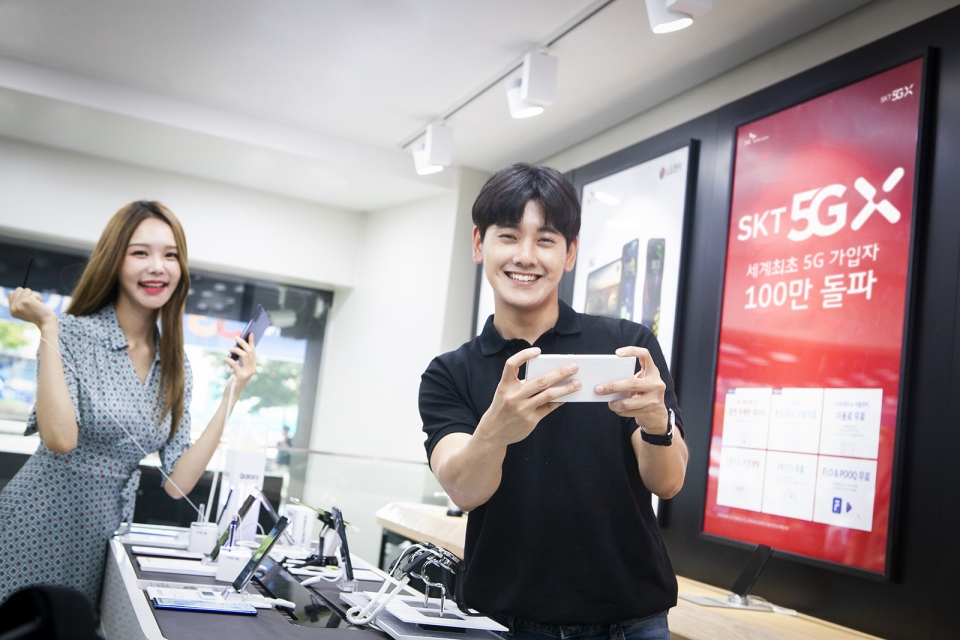 SK텔레콤 모델들이 서울 명동에 위치한 대리점에서 ‘갤럭시 노트10’로 5G 서비스를 사용하고 있다.(SKT 제공) 2019.8.22/그린포스트코리아