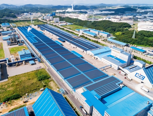 지붕형 태양광 발전소가 설치된 KCC 대죽공장 전경