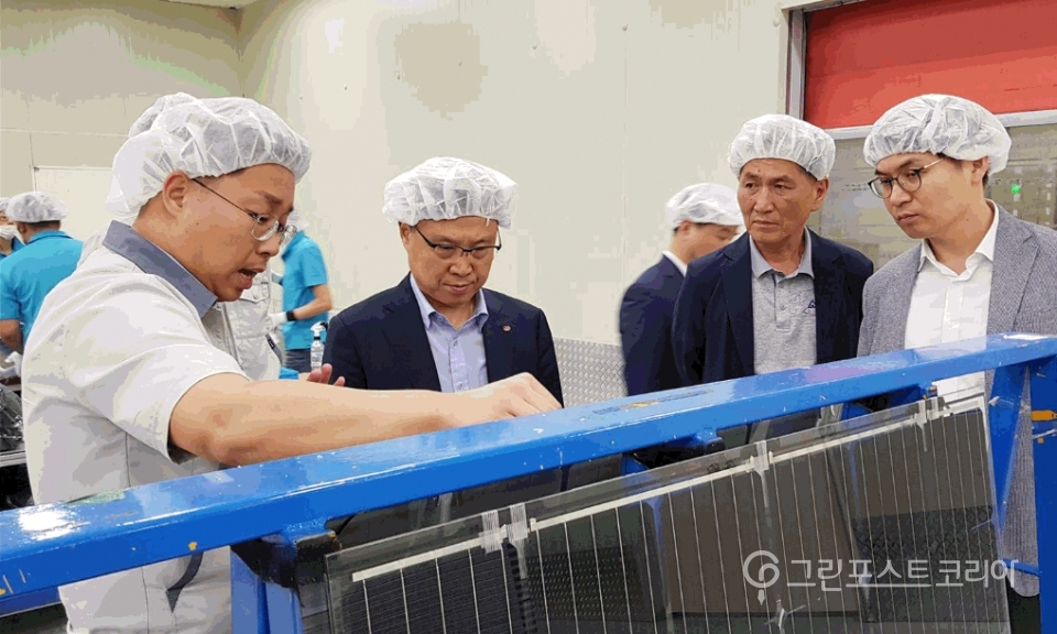 한국동서발전이 21일 표영준 사업본부장이 국내 태양광 발전설비 전문기업인 ㈜에스에너지 대전 공장을 찾아 재생에너지 설비 국산화와 기술경쟁력 강화 방안을 논의했다고 밝혔다. (사진 한국동서발전 제공) 2019.8.23./그린포스트코리아