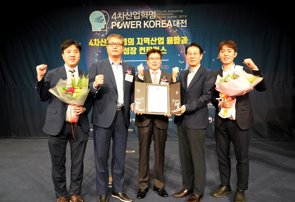 해양환경공단은 22일 서울 국회헌정기념관에서 열린 '2019 4차 산업혁명 경영대상 시상식'에서 해수부 장관상을 수상했다.(사진 KOEM)