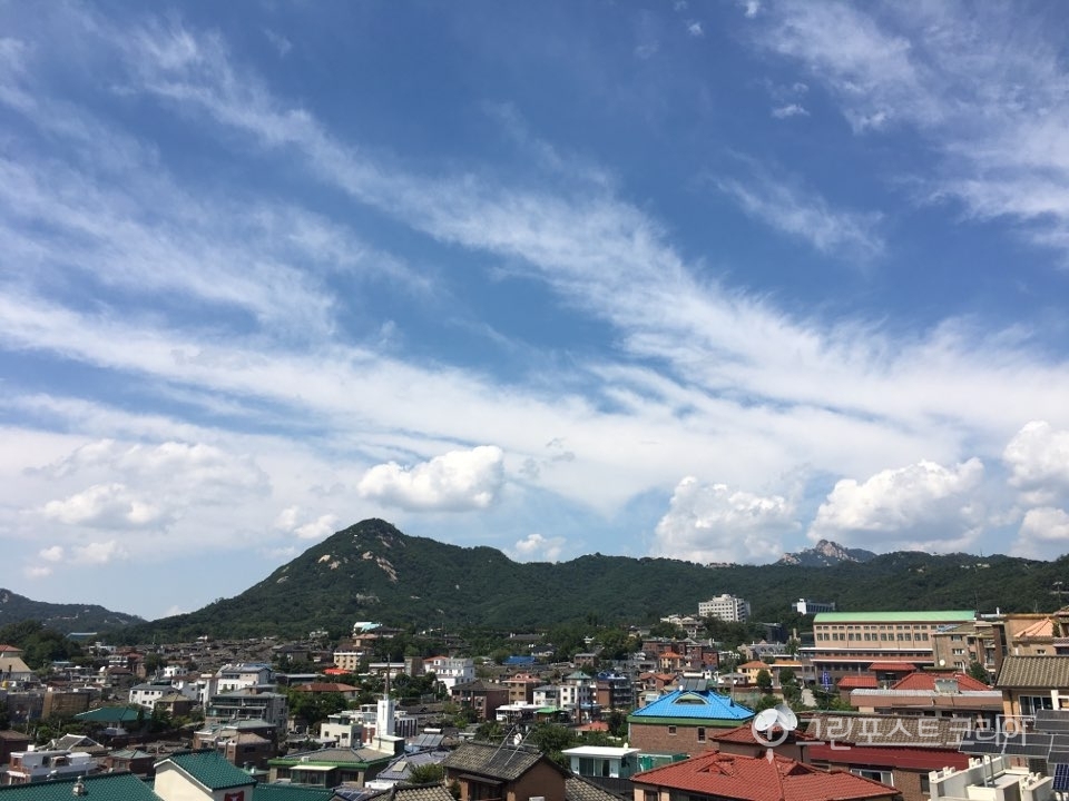 23일 서울 종로구 일대 하늘이 파랗다. 주말은 전국 하늘에 구름 많고 일부 지역에 비가 오겠다.(이주선 기자)
