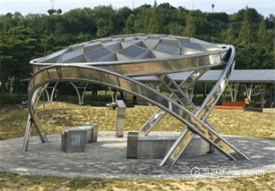 서울시는 아람코 코리아의 기부를 통해 서울에너지드림센터에 ‘태양의 놀이터’를 연내 개장할 계획이다. 사진은 태양의 놀이터에 조성된 솔라파인. (사진 서울시 제공) 2019.8.26./그린포스트코리아