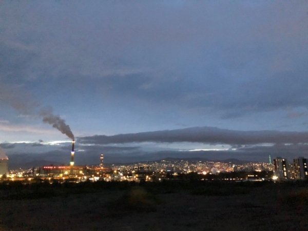 울란바타르 야경. 전력과 난방을 공급하는 석탄 화력발전소(왼쪽) 굴뚝에서 시커먼 연기가 올라오고 있다. [그린포스트코리아 DB]