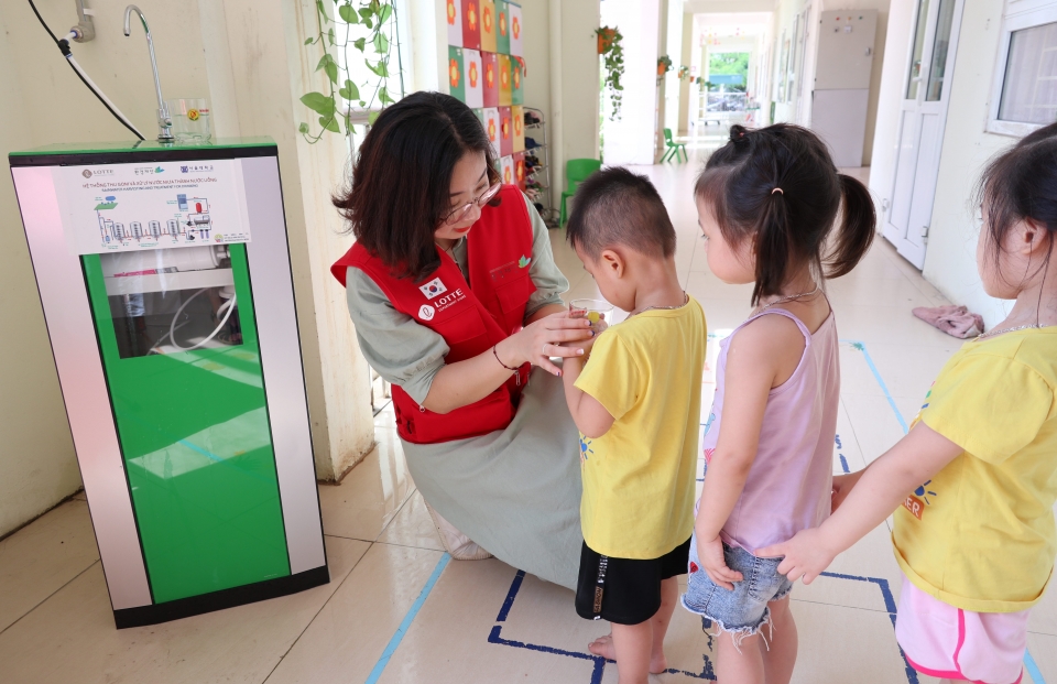 롯데백화점은 베트남 하노이에 위치한 푸옹칸 유치원에서 빗물정화 시설을 설치했다. (롯데백화점 제공) 2019.8.30/그린포스트코리아