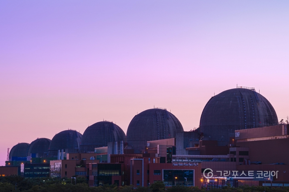 원자력안전위원회는 정기검사 결과에 따라 한빛 6호기의 임계를 허용했다고 2일 밝혔다. 사진은 한빛원자력발전소의 야경. (사진 한국수력원자력 제공) 2019.9.2./그린포스트코리아
