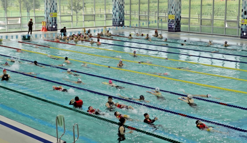 드림파크수영장에서 수영을 즐기고 있는 시민들. (사진 수도권매립지관리공사 제공)