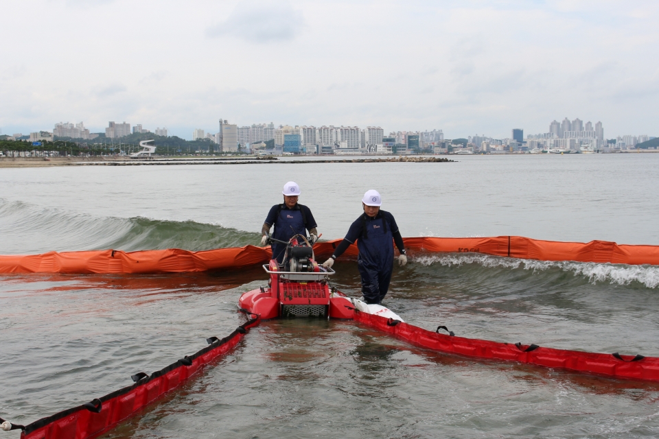 해양환경공단은 28일 동해권역 4개 지사 전문인력을 총 동원해 포항 송도해수욕장에서 대규모 해양 오염사고 대비 합동 훈련을 진행했다. (사진 해양환경공단)