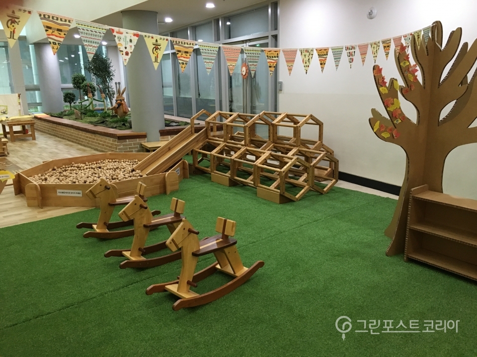 어린이들의 안전한 공간에 대한 이해를 높이기 위해 친환경 목재로 만든 놀이터 '나무야 놀자' 체험관 (사진 이주선 기자)